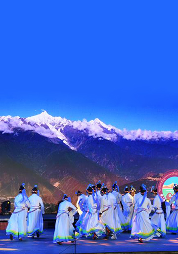 少數民族服飾與世界著名風景區